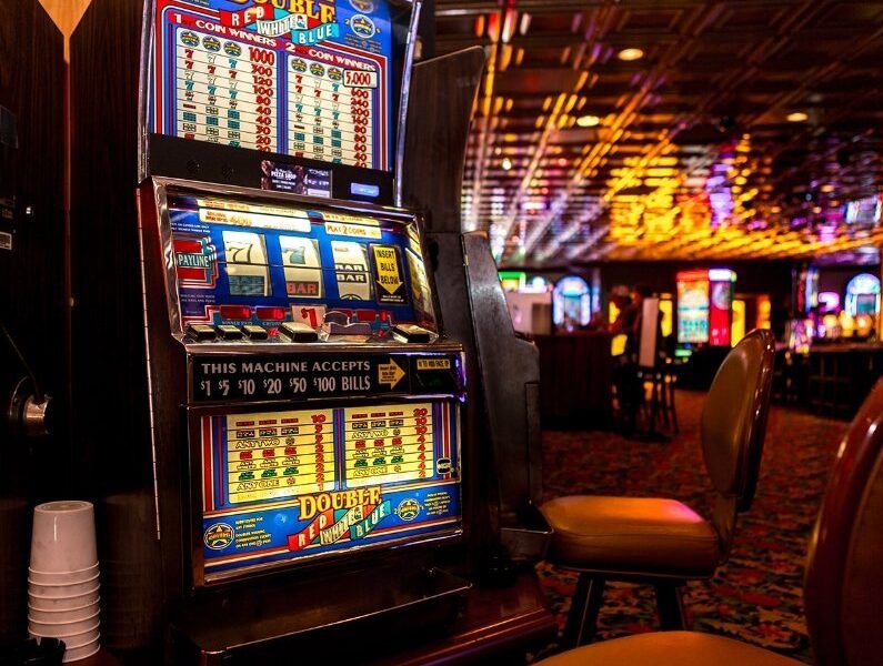 A Nostalgic Spin: Las Vegas Casinos Where the Coins Still Clatter