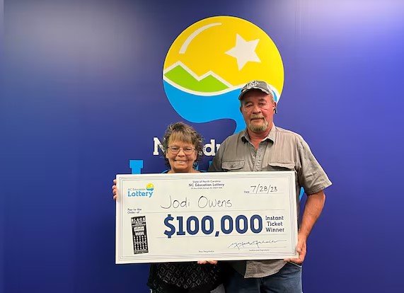 72 year old woman wins lottery prize Illinois