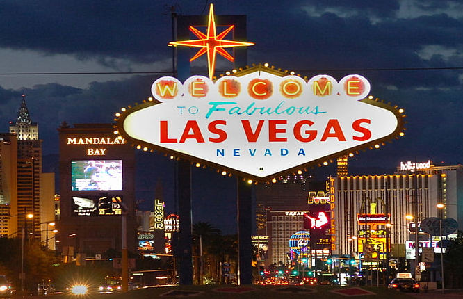 las vegas strip summer tourism crowd 2025