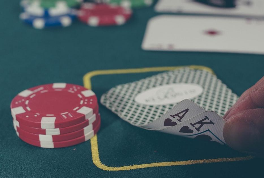 poker tournament table