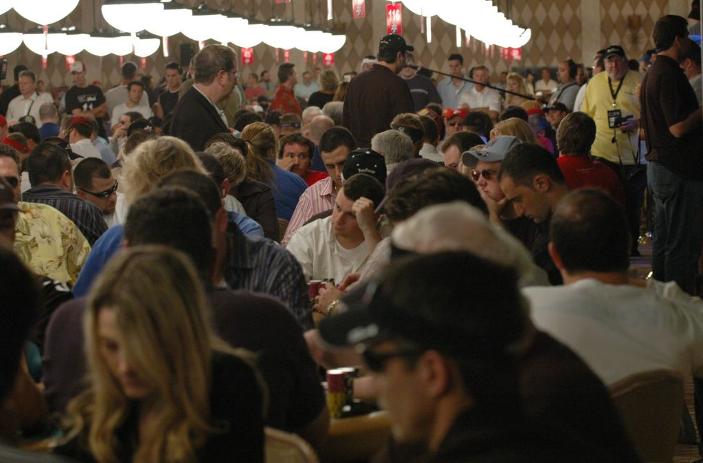 poker tournament crowd